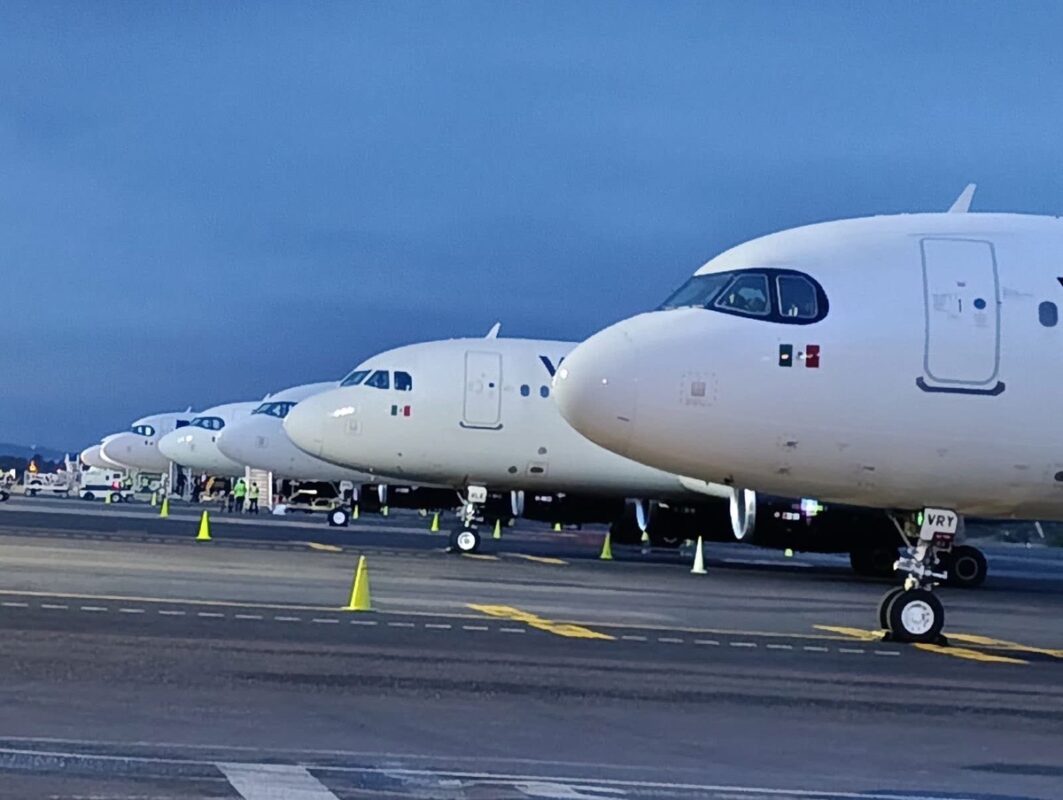 Aviones alineados en la pista del aeropuerto de Morelia, listos para vuelos nacionales e internacionales.
