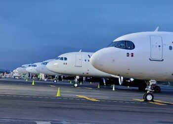 Aviones alineados en la pista del aeropuerto de Morelia, listos para vuelos nacionales e internacionales.