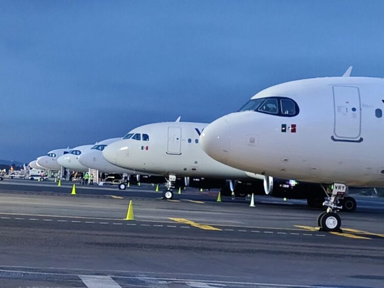 Aviones alineados en la pista del aeropuerto de Morelia, listos para vuelos nacionales e internacionales.