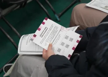 Documento impreso con texto y códigos QR en las páginas.
