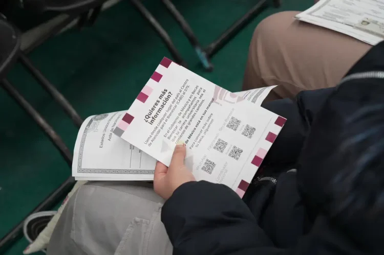 Documento impreso con texto y códigos QR en las páginas.