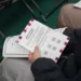 Documento impreso con texto y códigos QR en las páginas.