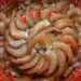Camarones frescos en un colador rojo, listos para la venta o consumo en aguas mexicanas.