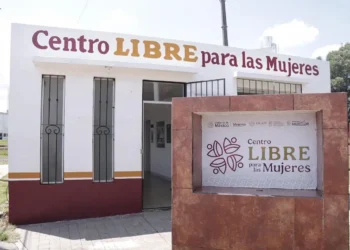 Edificio del Centro LIBRE para las Mujeres en Michoacán, con señalización visible en la entrada principal.