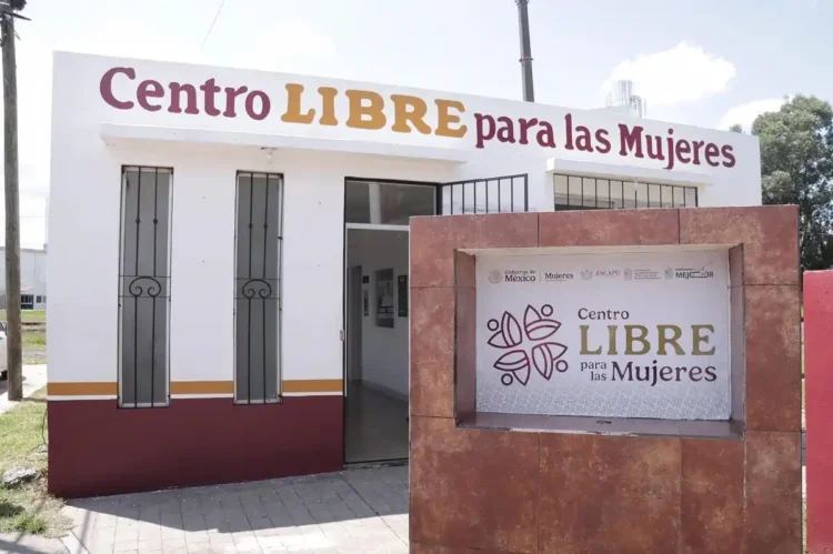 Edificio del Centro LIBRE para las Mujeres en Michoacán, con señalización visible en la entrada principal.