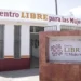 Edificio del Centro LIBRE para las Mujeres en Michoacán, con señalización visible en la entrada principal.