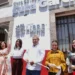 Grupo de mujeres y un hombre en la inauguración del Centro Libre de Mujeres en Michoacán, con sonrisas y documentos en mano.