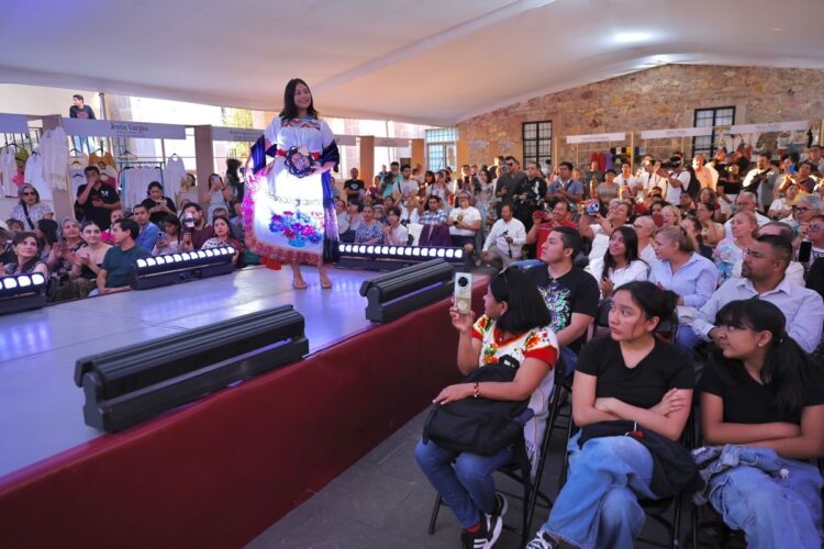 Colorido desfile de artesanos michoacanos en Clavijero, exhibiendo sus creaciones tradicionales en un evento cultural vibrant.