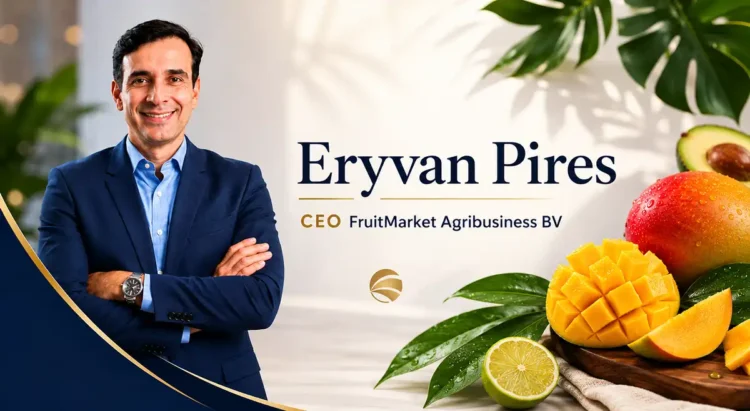 Eryvan Pires, CEO de FruitMarket Agribusiness BV, en una imagen profesional con fondo de frutas tropicales y vegetales fresco.