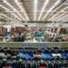 Trabajadores en línea de producción de botellas de cerveza en una fábrica moderna en México.
