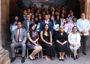 Grupo de jóvenes y autoridades en evento de vigilancia anticorrupción.