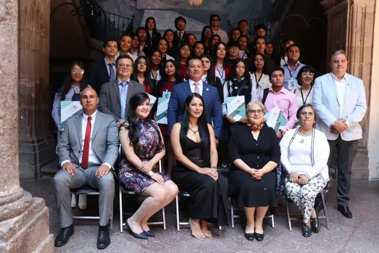 Grupo de jóvenes y autoridades en evento de vigilancia anticorrupción.