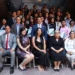 Grupo de jóvenes y autoridades en evento de vigilancia anticorrupción.