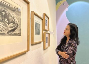 Pinturas y esculturas en galería moderna.