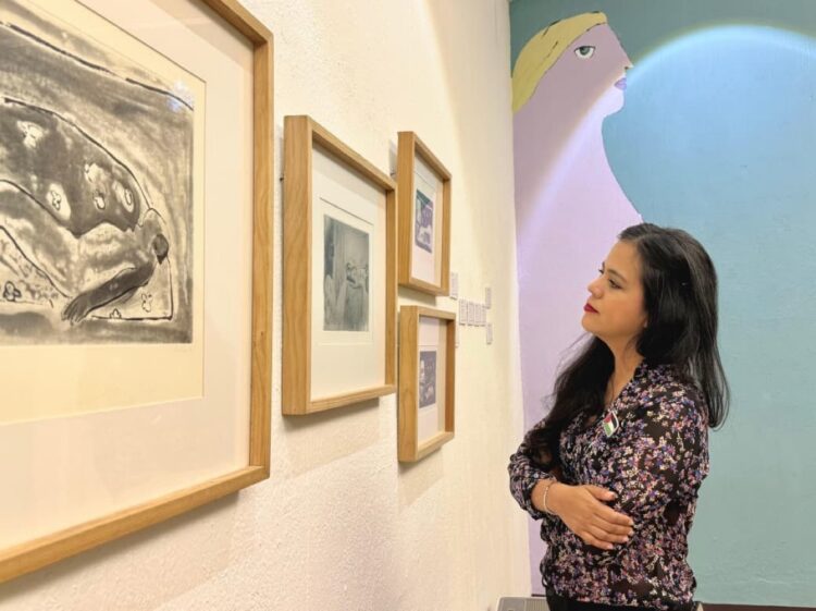 Pinturas y esculturas en galería moderna.