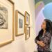 Pinturas y esculturas en galería moderna.
