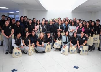 Personal de la Fiscalía General del Estado de Michoacán junto a un grupo diverso de personas en un entorno moderno.
