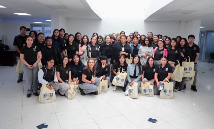 Personal de la Fiscalía General del Estado de Michoacán junto a un grupo diverso de personas en un entorno moderno.