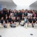 Personal de la Fiscalía General del Estado de Michoacán junto a un grupo diverso de personas en un entorno moderno.