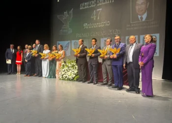 Personas en el escenario durante la ceremonia del Premio Génesis 2026, con un fondo que conmemora el 47 aniversario y el prem.