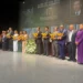 Personas en el escenario durante la ceremonia del Premio Génesis 2026, con un fondo que conmemora el 47 aniversario y el prem.