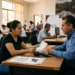 Mujer y hombre en oficina revisando documentos y hablando en una reunión laboral.