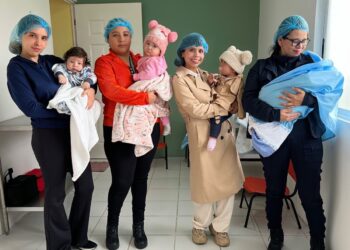 Personal de salud con bebés en sala de lactancia en Michoacán.