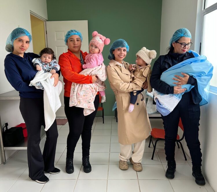 Personal de salud con bebés en sala de lactancia en Michoacán.