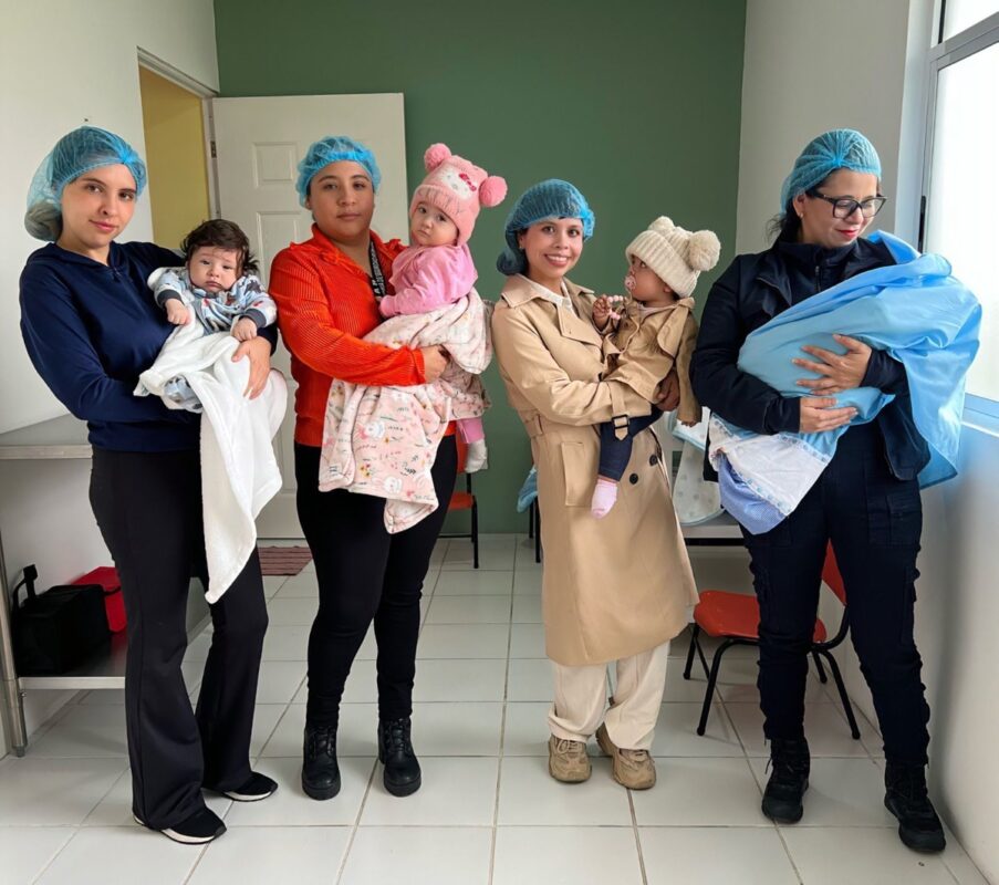 Personal de salud con bebés en sala de lactancia en Michoacán.