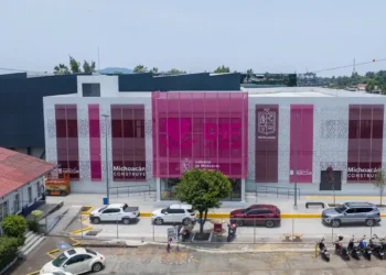 Edificio cultural en Michoacán con diseño contemporáneo y fachada en tonos rosados y blancos.