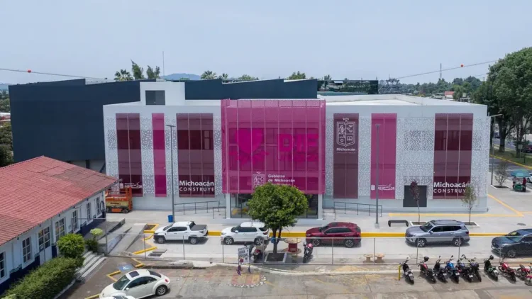 Edificio cultural en Michoacán con diseño contemporáneo y fachada en tonos rosados y blancos.