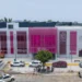 Edificio cultural en Michoacán con diseño contemporáneo y fachada en tonos rosados y blancos.