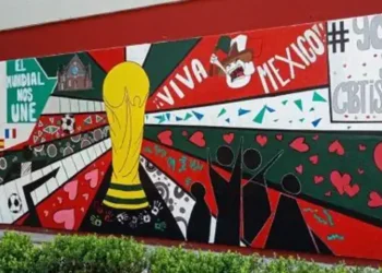Pintura mural con motivos patrióticos, corazones y símbolos nacionales en una pared exterior.