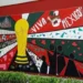 Pintura mural con motivos patrióticos, corazones y símbolos nacionales en una pared exterior.