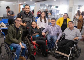 Personas con discapacidad reciben apoyo económico en un evento en Michoacán, promoviendo derechos sociales y la inclusión.