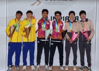 Atletas mexicanos celebran su éxito en competencia nacional de squash, destacando el logro de Michoacán en el podio.
