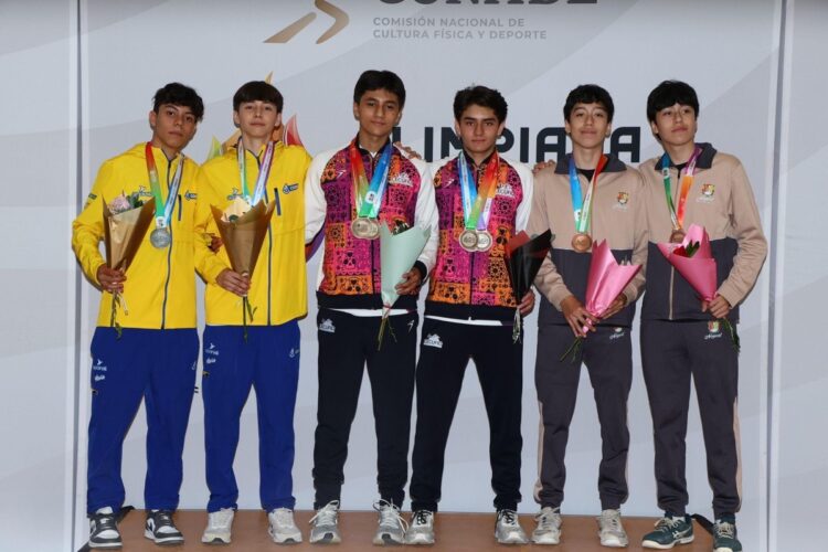 Atletas mexicanos celebran su éxito en competencia nacional de squash, destacando el logro de Michoacán en el podio.