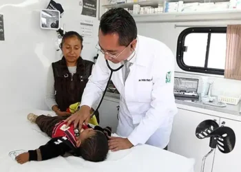Doctor revisando a un niño en una clínica pediátrica en Michoacán.