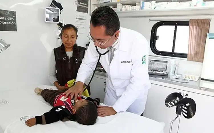 Doctor revisando a un niño en una clínica pediátrica en Michoacán.