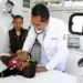 Doctor revisando a un niño en una clínica pediátrica en Michoacán.