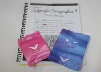 Cuaderno y sobres de descanso para estudio de caligrafía ortográfica en clase.