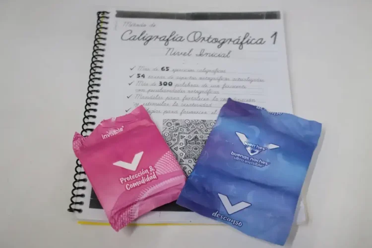Cuaderno y sobres de descanso para estudio de caligrafía ortográfica en clase.