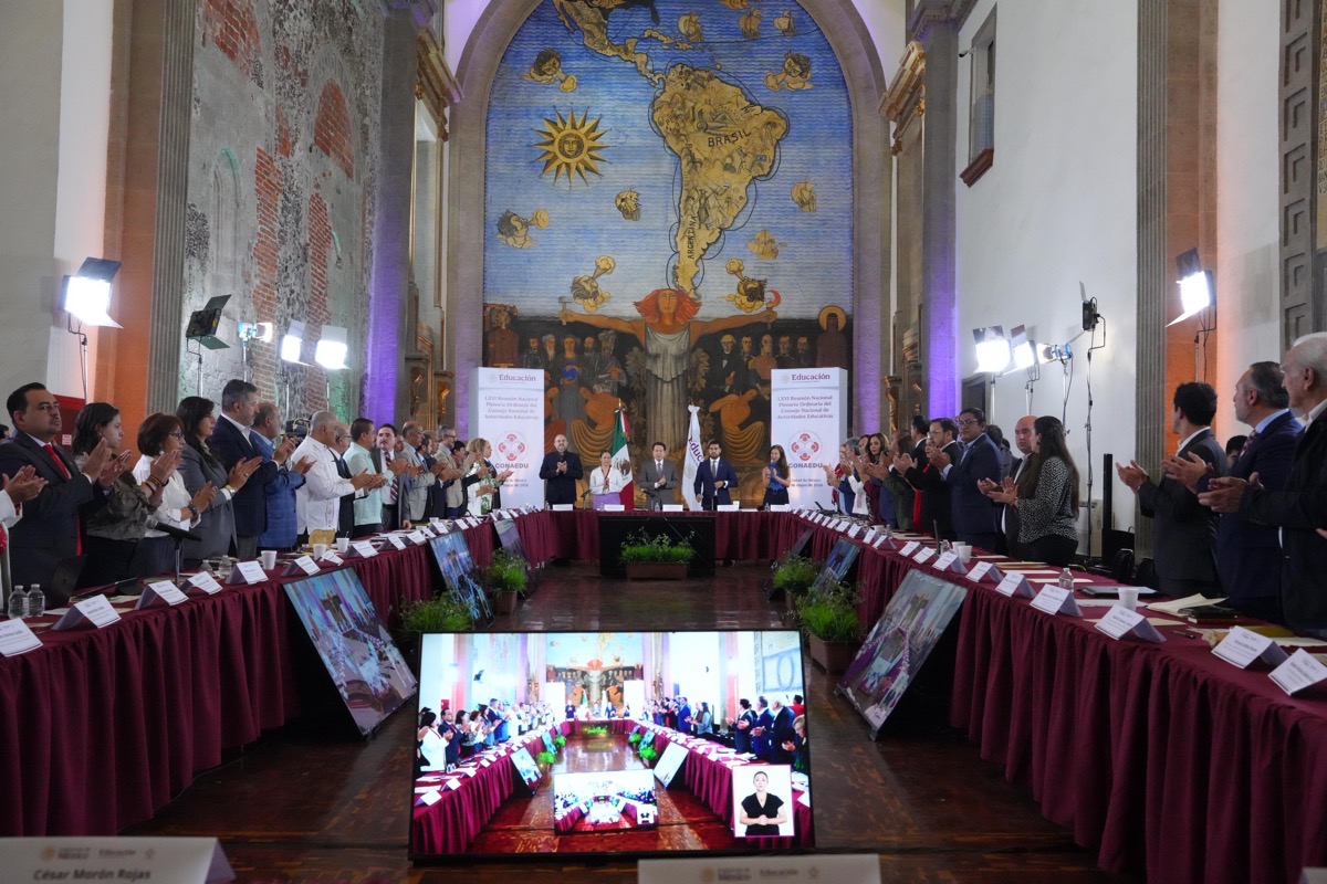Amplia reunión en iglesia con participantes y pantallas digitales.