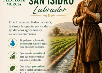 Hombre con vestimenta tradicional en campo agrícola, celebrando el Día de San Isidro Labrador en Murcia, con fondo de cultivo.