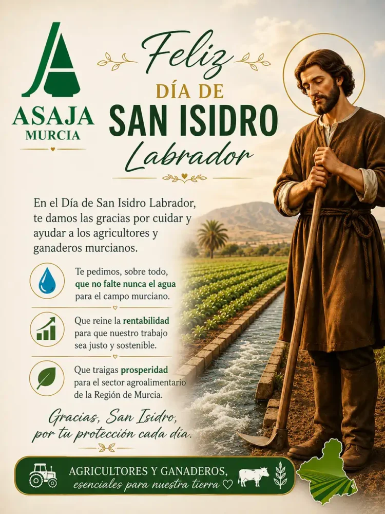 Hombre con vestimenta tradicional en campo agrícola, celebrando el Día de San Isidro Labrador en Murcia, con fondo de cultivo.