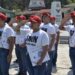Jóvenes en uniforme y con gorra roja participan en ceremonia de graduación del Servicio Militar en Zamora.