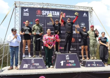 Atletas en el podio de la carrera Spartan en Michoacán, celebrada el 30 de mayo de 2026.