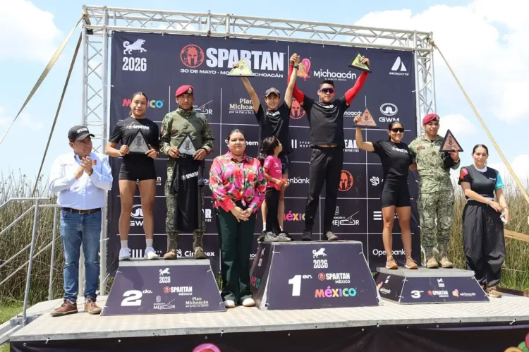Atletas en el podio de la carrera Spartan en Michoacán, celebrada el 30 de mayo de 2026.