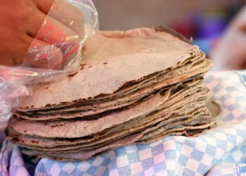 Tortillas de maíz apiladas en una mesa, listas para servir en una comida mexicana auténtica.