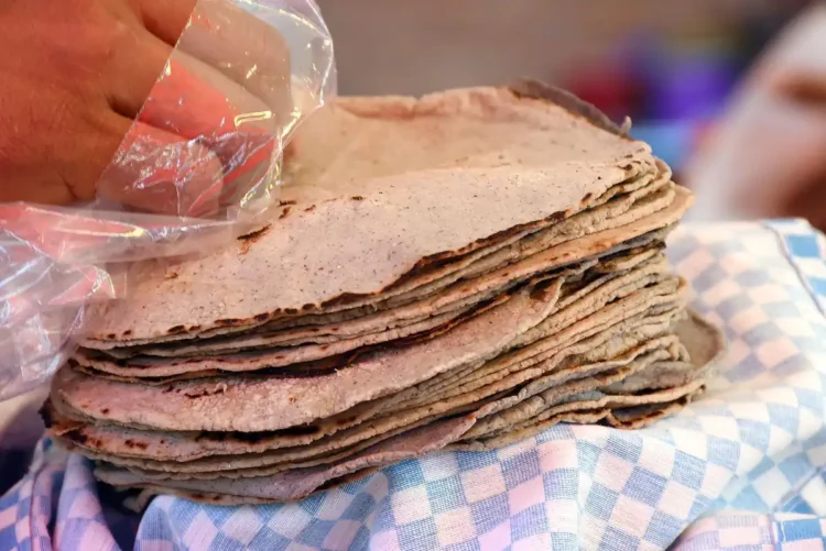 Tortillas de maíz apiladas en una mesa, listas para servir en una comida mexicana auténtica.